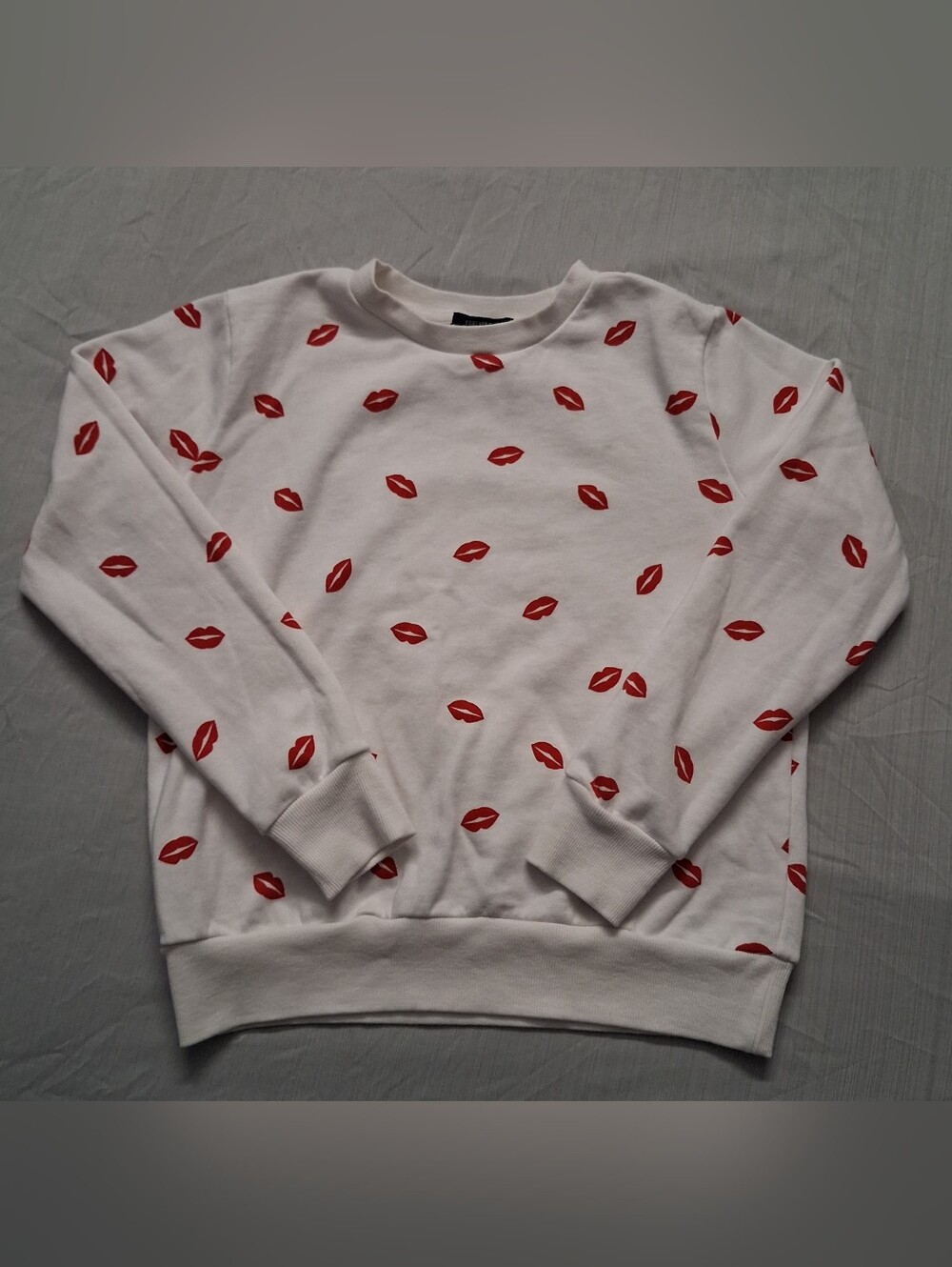 Forever 21 Womens White Sweatshirt with Red Lips Print Size Small